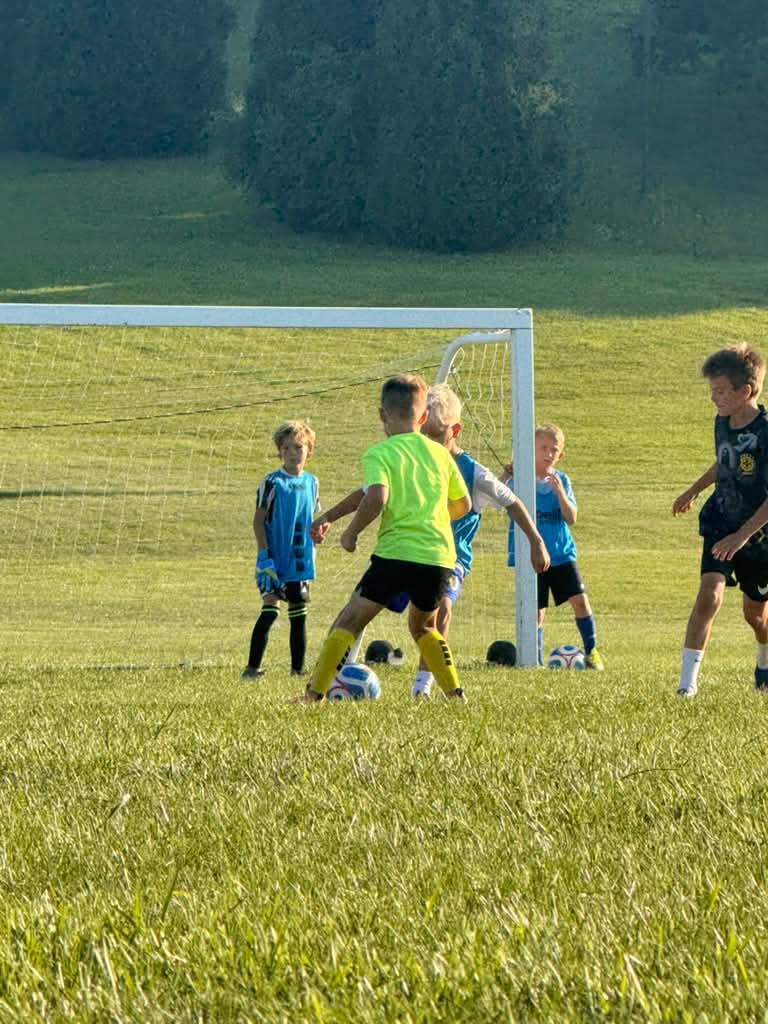 Crianças em atividade de futebol
